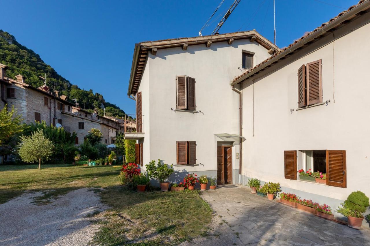 Borgo Santa Lucia Apartment With Private Parking & Garden Gubbio Luaran gambar