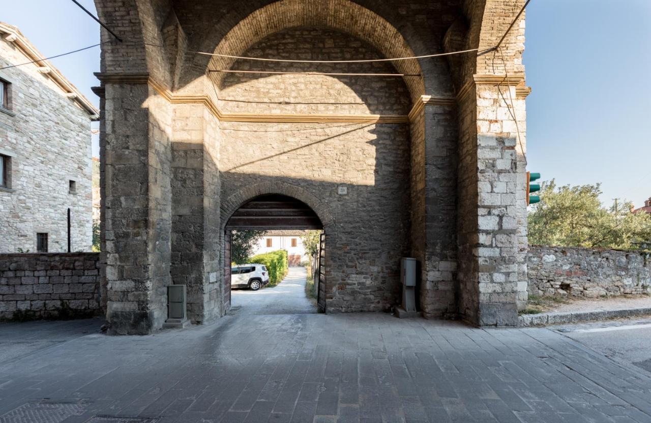 Borgo Santa Lucia Apartment With Private Parking & Garden Gubbio Luaran gambar