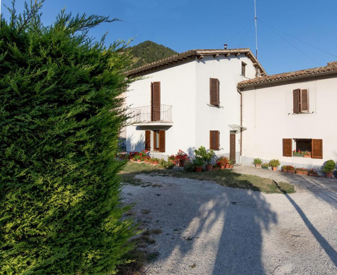 Borgo Santa Lucia Apartment With Private Parking & Garden Gubbio Luaran gambar